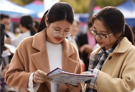 铁路局公开招聘，这几类学生优先录取，符合条件的学生抓紧机会(铁路局招聘要求的最低学历是什么)